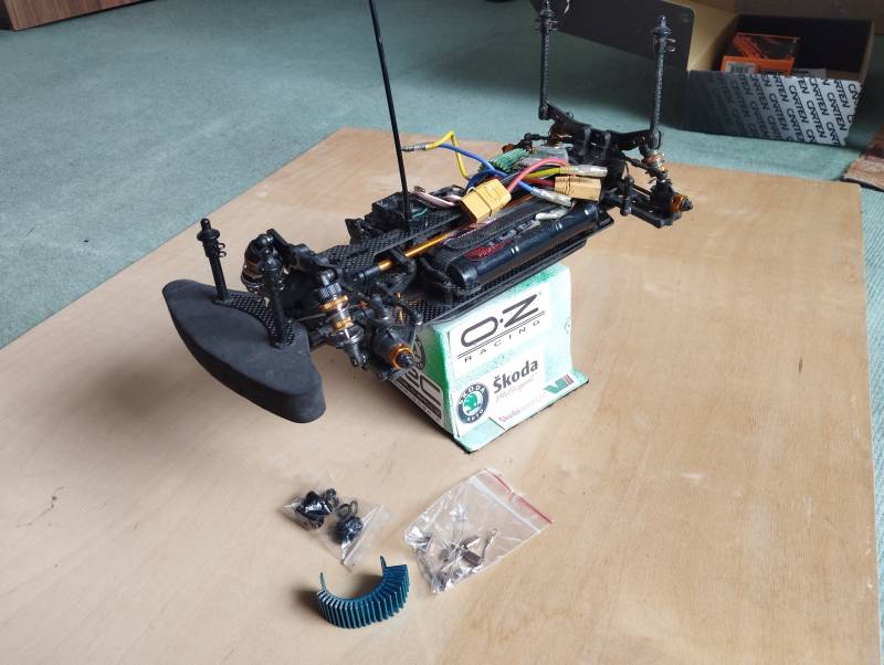 RC podvozek Carten T 410 R