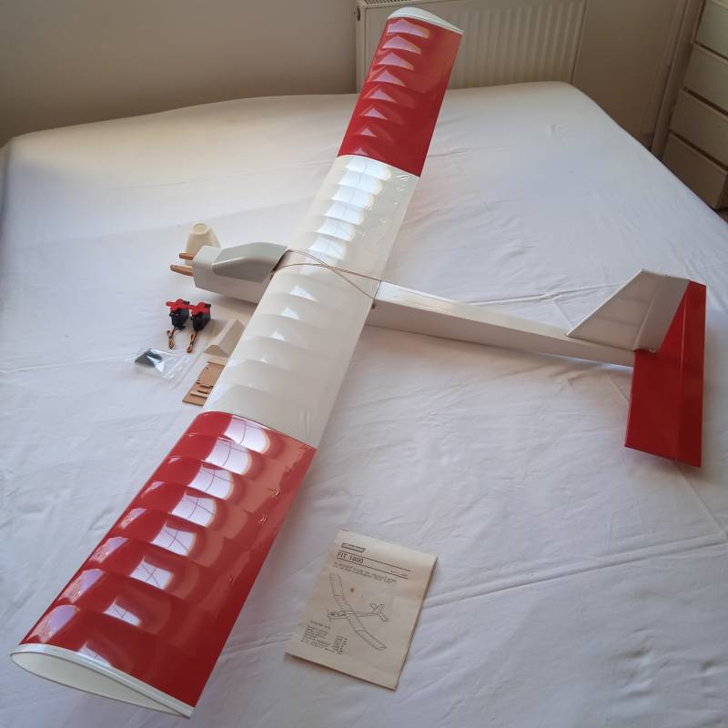 FIT 1800 od Modely a 2 serva HiITEC.