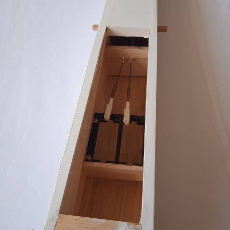 FIT 1800 od Modely a 2 serva HiITEC.