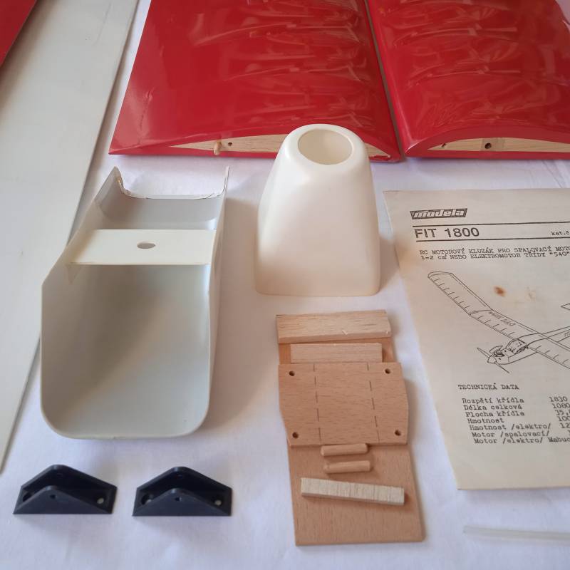 FIT 1800 od Modely a 2 serva HiITEC.