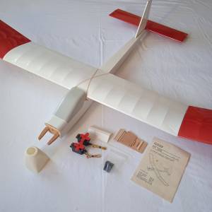 FIT 1800 od Modely a 2 serva HiITEC.