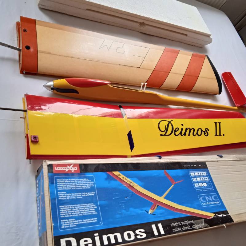 DEIMOS II s motorem regulátorem servy a dvěma kříd