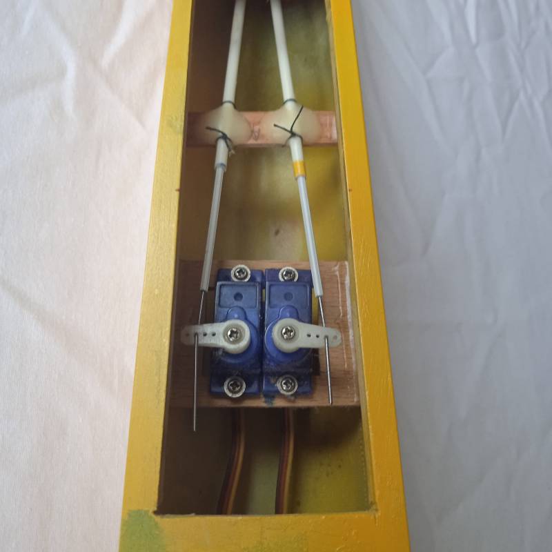 DEIMOS II s motorem regulátorem servy a dvěma kříd