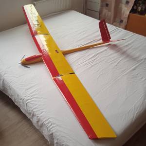 DEIMOS II s motorem regulátorem servy a dvěma kříd