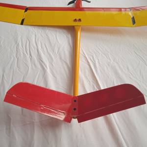 DEIMOS II s motorem regulátorem servy a dvěma kříd