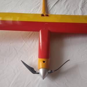 DEIMOS II s motorem regulátorem servy a dvěma kříd