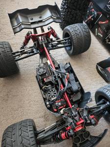 Arrma Kraton 6S BLX V6 1:8 4WD EXtreme Bash